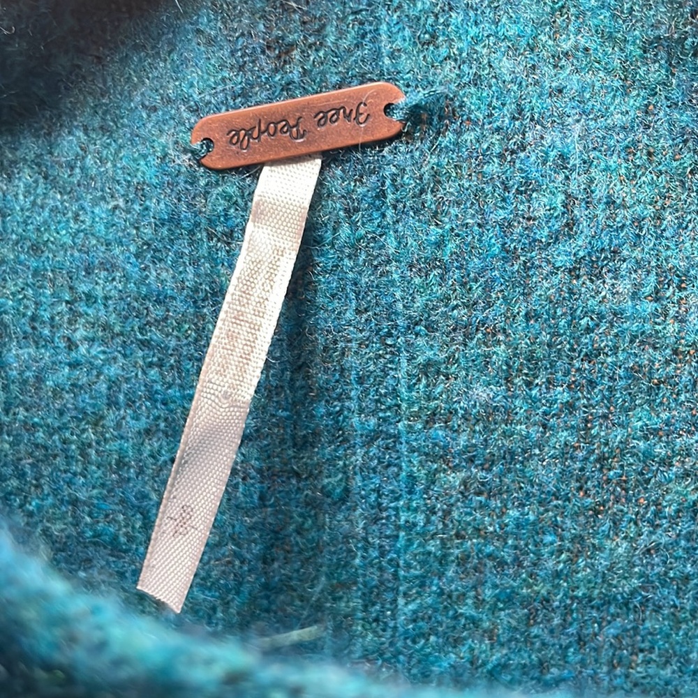 Few People Sweater - Picture 2 of 4